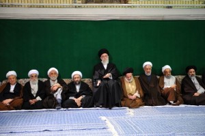خامنه ای درمیان سران جمهوری اسلامی.