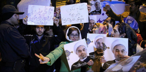دوستداران روحانی و ظریف در فرودگاه.