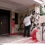 خرابکاری در مقبره ی پوپ یادآور شعارهای بسیجیان بر در و دیوار منزل رهبران جنبش سبز است.