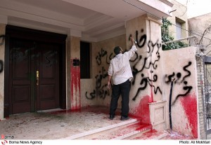 خرابکاری در مقبره ی پوپ یادآور شعارهای بسیجیان بر در و دیوار منزل رهبران جنبش سبز است.
