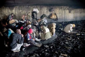 Según las estadísticas oficiales, solo hay entre 200 y 300,000 cajas para dormir en Teherán, la vida y la muerte de esta comunidad se mezclan con la basura.. Incluso Genghis no creía que pudiera hacerle eso a esta nación..