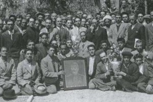 اعضای فرقه دموکرات آذربایجان با تصویر استالین. 